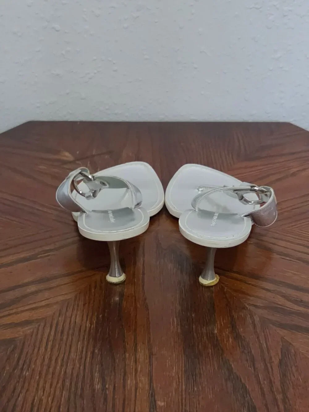 Sigerson Morrison Silver Metallic Kitten Heel Thong Sandals Size 7B